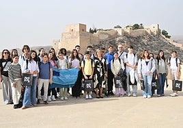 La concejala Amalia Martín, con el grupo de estudiantes de Cerveteri.