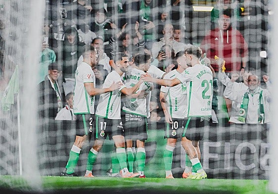 Los futbolistas del Racing celebran un gol en El Sardinero.