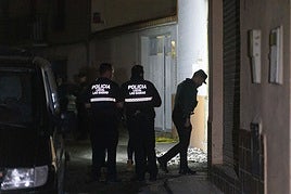 Efectivos de la Policía Local y la Guardia Civil acceden a la casa incendiada