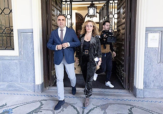 Francis Rodríguez y Marta Nievas a su salida de la Mesa del Aeropuerto.