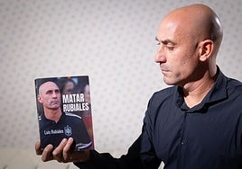 Luis Rubiales muestra la portada de su libro.