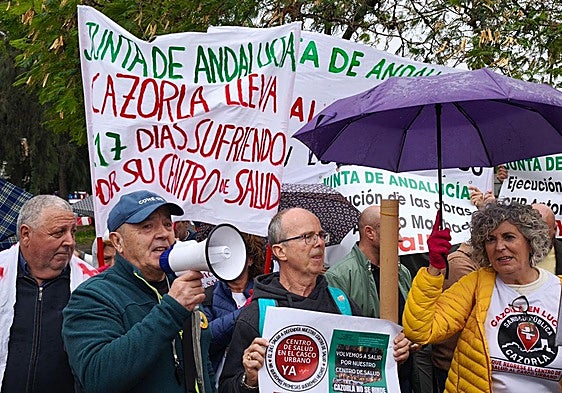 Protesta de vecinos de Cazorla ante la puerta del Parlamento de Andalucía.