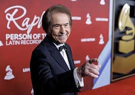 Rapahel, a su llegada a la alfombra roja de los Latin Grammy.