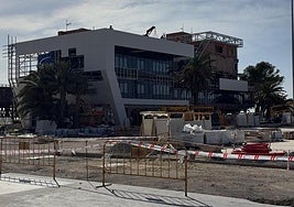 La sede de la Autoridad Portuaria de Almería comienza a lucir mejor imagen con la nueva envolvente