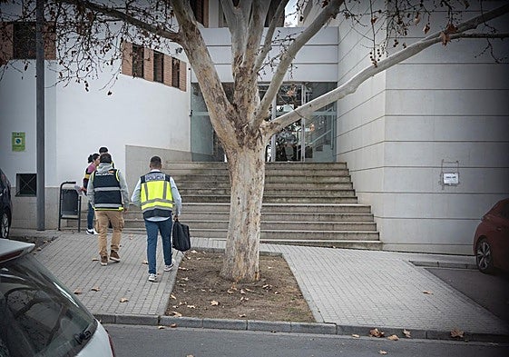Imagen de archivo de los registros de la Policía Nacional en dependencias de la Policía Local de Granada el pasado mes de febrero.