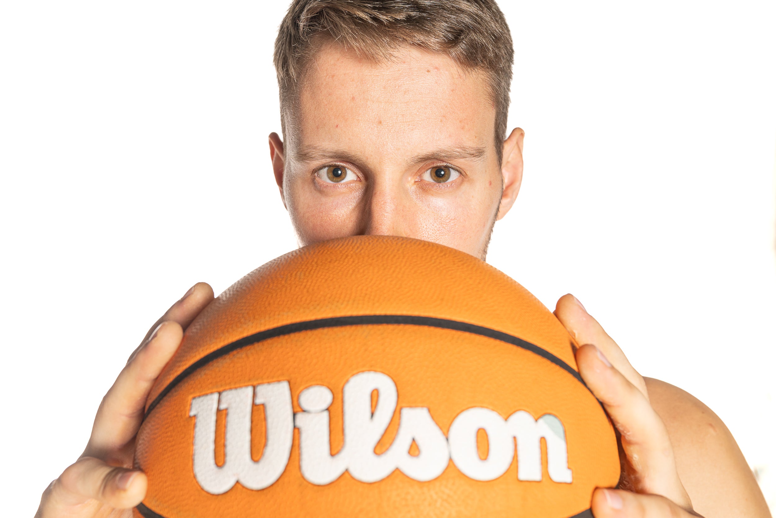 Mindaugas Susinskas divisa cauto la visita del Covirán.