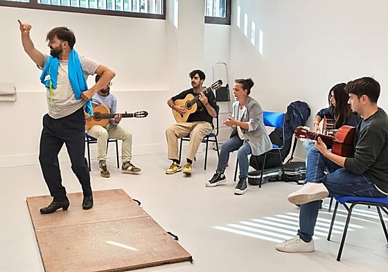 Una clase de flamenco, con voz y baile acompañando.