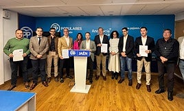 Erik Domínguez junto a los alcaldes que le acompañarán en el viaje.