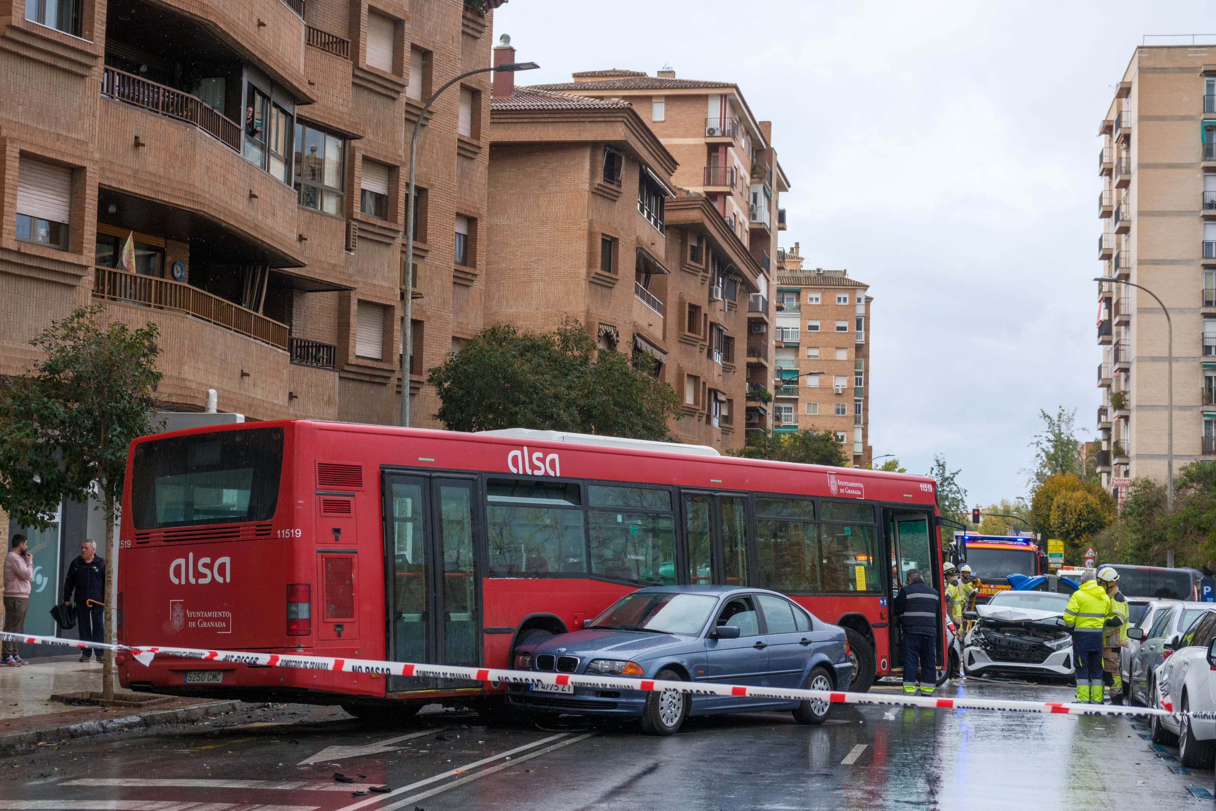 Las impactantes imágenes del accidente en la avenida Pablo Picasso de Granada