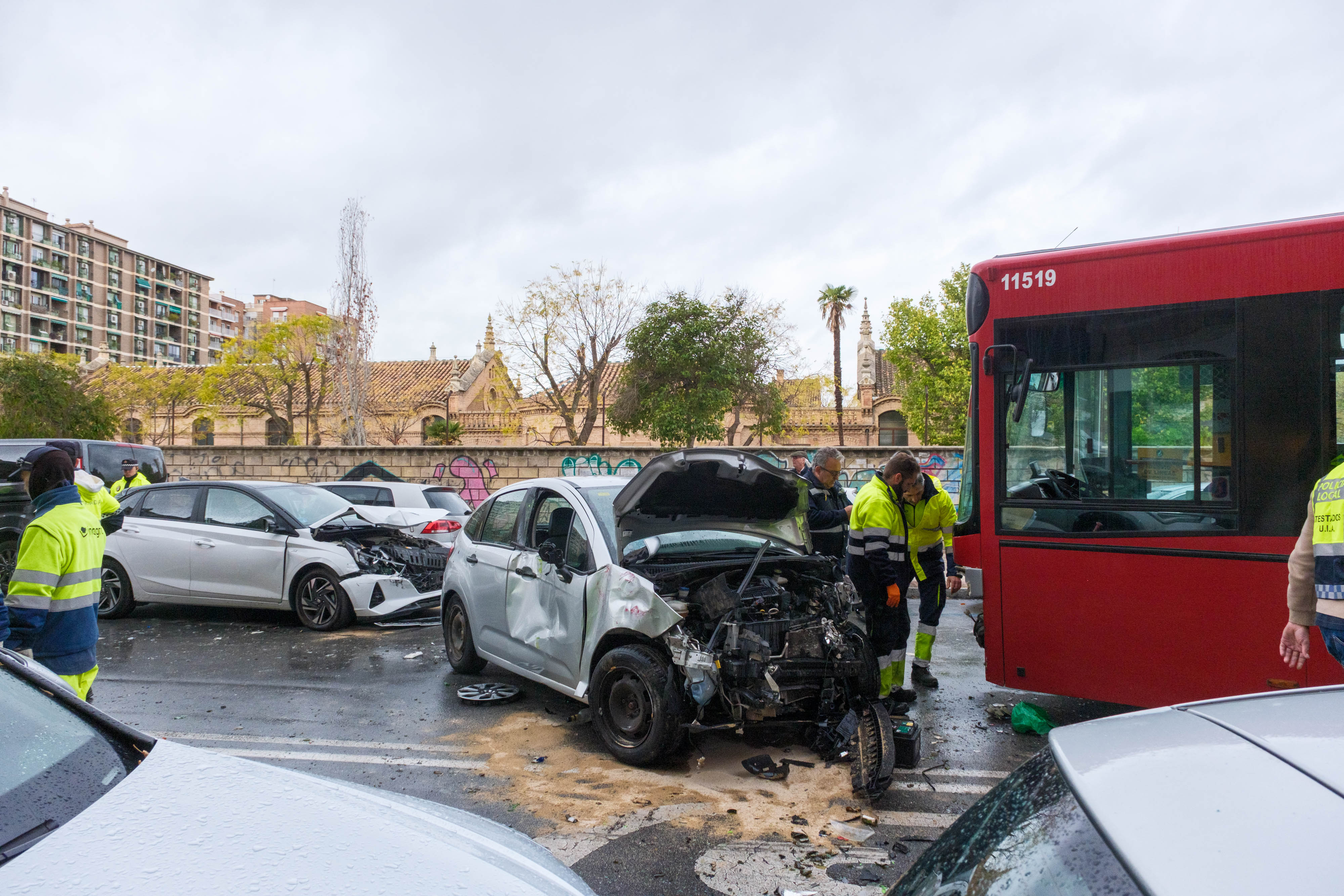 Las impactantes imágenes del accidente en la avenida Pablo Picasso de Granada