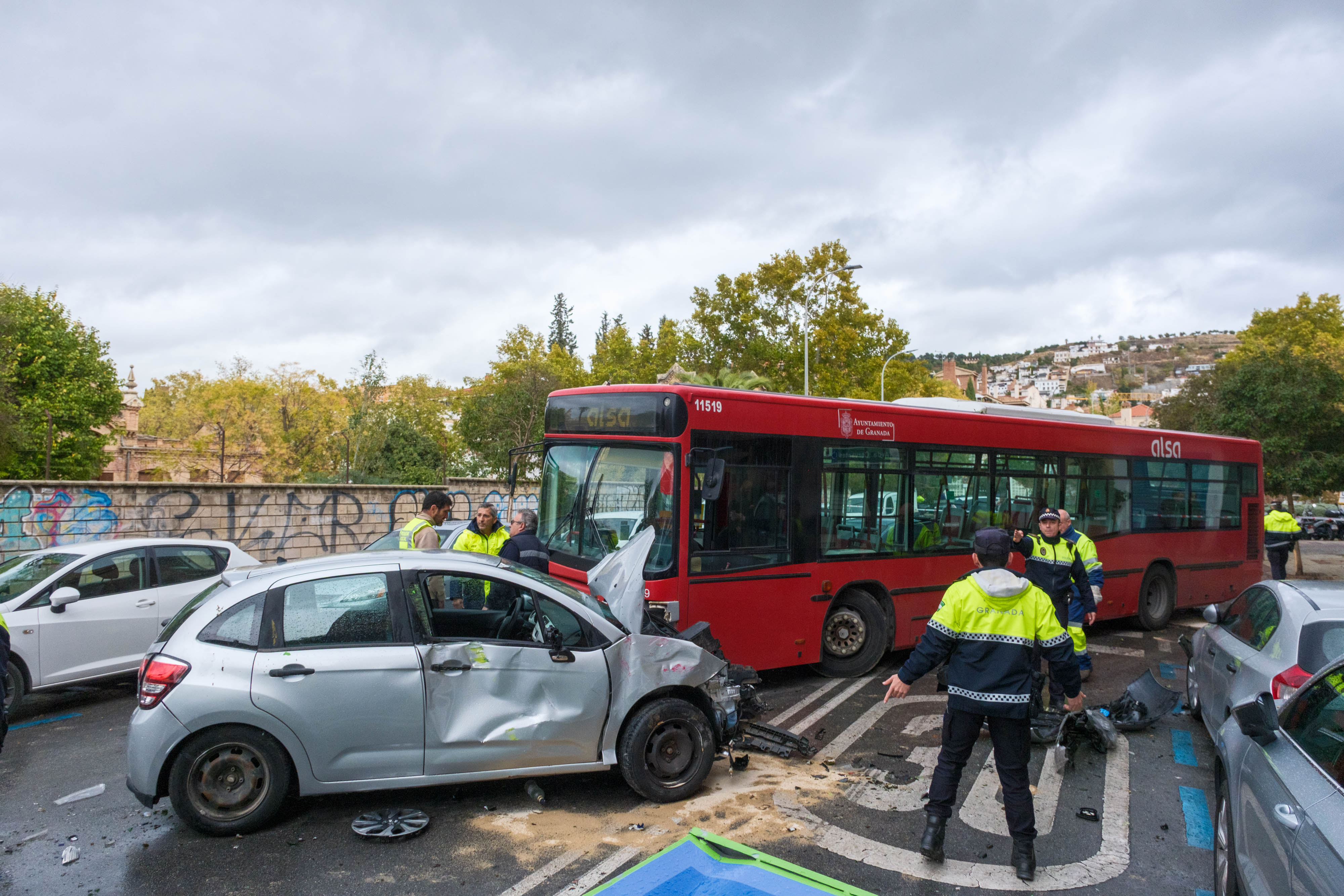 Las impactantes imágenes del accidente en la avenida Pablo Picasso de Granada