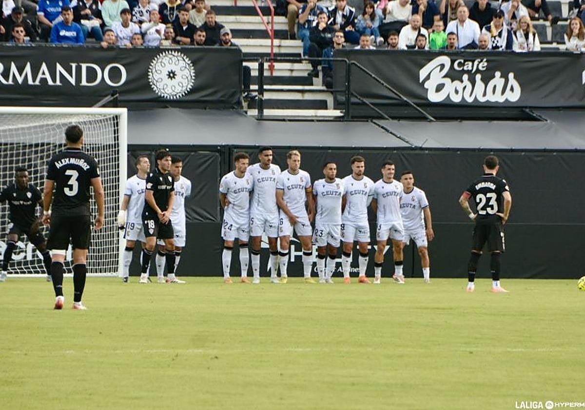 Embarba antes de marcar gol de falta