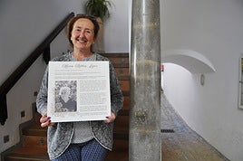 La concejala María Alarcón, nieta de María Robles, mostrando el panel expositivo de su abuela