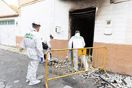 Exterior de la vivieda incendiada.