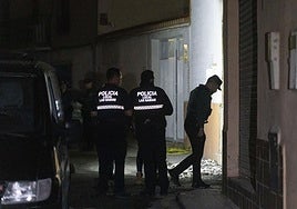 Efectivos de la Policía Local y la Guardia Civil acceden a la casa incendiada.