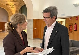 Julia Ibáñez, con el consejero Jorge Paradela.