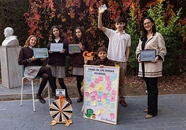 María, Inés, Cristina, Alexander y Miguel, con su profesora, Cristina Martínez y los premios que han conseguido con su trabajo