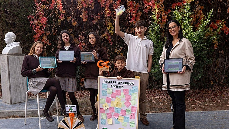 María, Inés, Cristina, Alexander y Miguel, con su profesora, Cristina Martínez y los premios que han conseguido con su trabajo