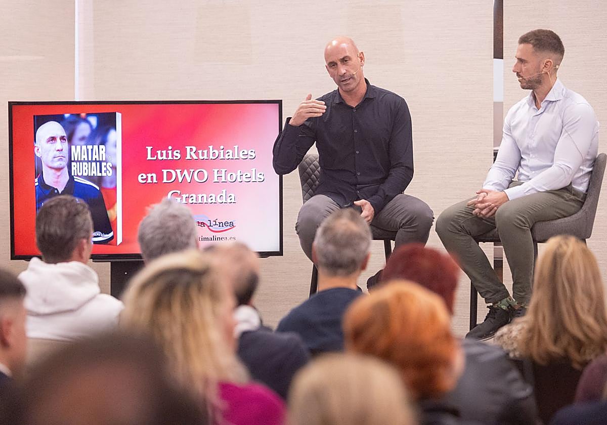Luis Rubiales, durante el acto, junto al periodista José Ángel Martos.