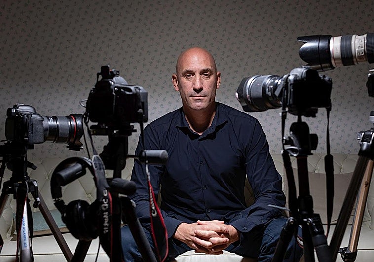 Luis Rubiales, rodeado de cámaras.