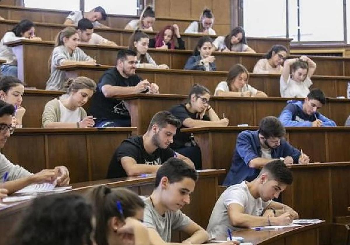 La selectividad mantiene en Andalucía el modelo de optatividad reducida y se celebrará los 2, 3 y 4 de junio