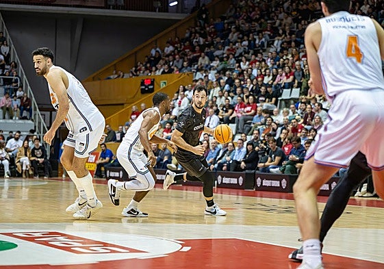 Un lance del choque entre el Covirán y el Girona en Fontajau, con Lluís Costa poniendo coherencia al ataque granadino.