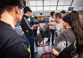 En clase de Automoción, uno de los ciclos más demandados en el instituto Hermenegildo Lanz de Granada.