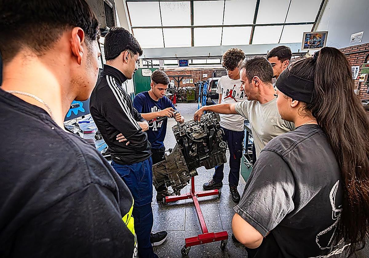 En clase de Automoción, uno de los ciclos más demandados en el instituto Hermenegildo Lanz de Granada.