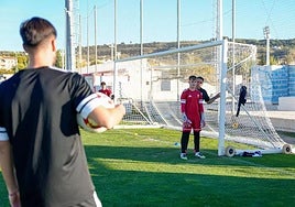 Rafa Avilés asesora a un portero de la cantera.