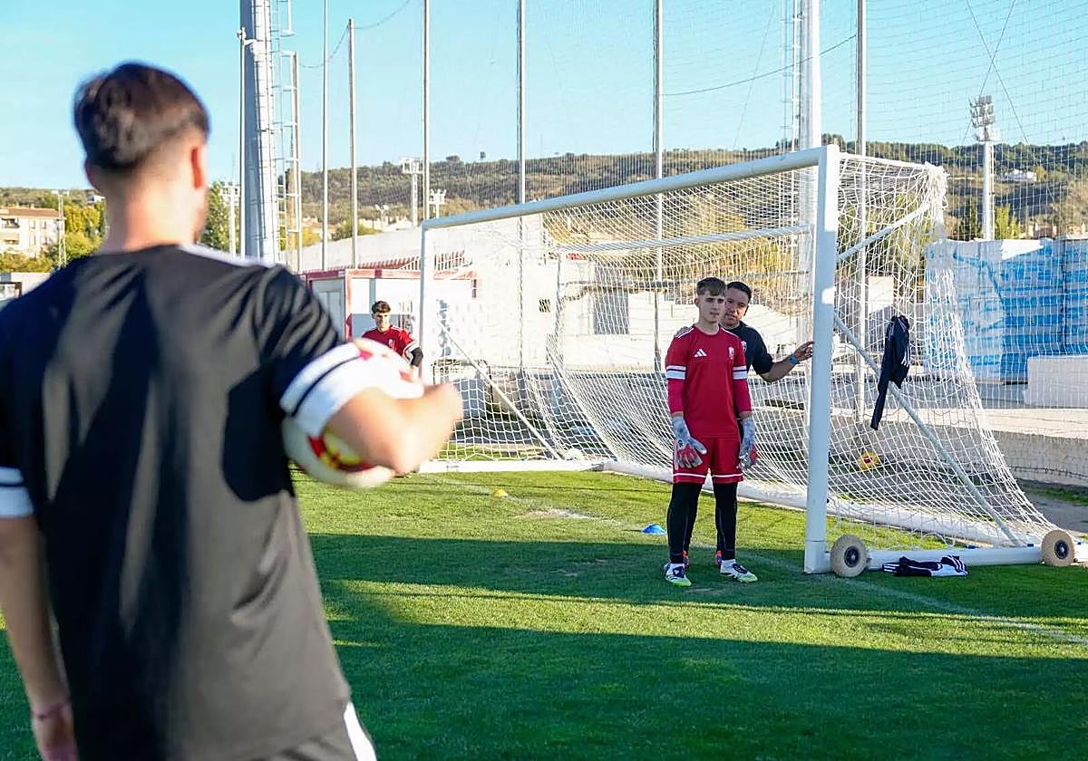 Rafa Avilés asesora a un portero de la cantera.