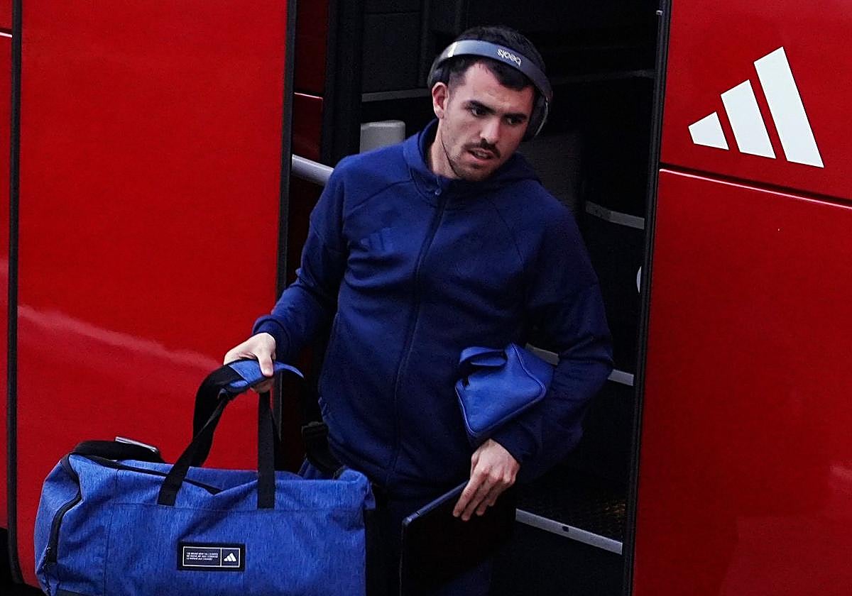 Álex Sola baja del autobús en Santander.