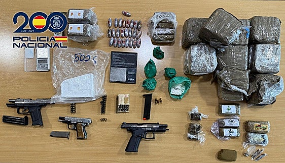 Doce kilos de cocaína y hachís, armas y munición en un 'narcopiso' de El Quemadero