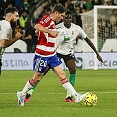 Sergio Ruiz conduce un balón entre futbolistas del Racing.