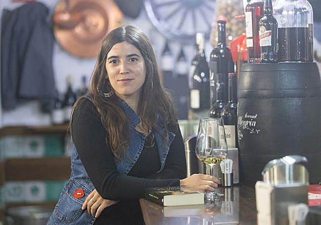 May, con la copa de vino que se bebió.