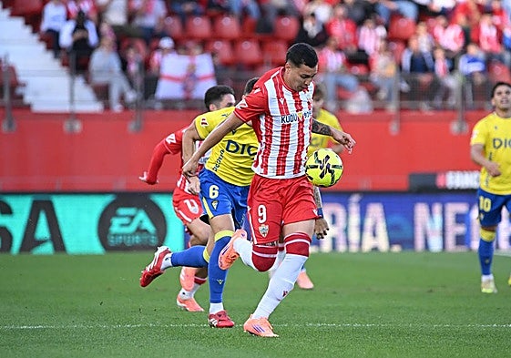 Thalys Henrique se escapa de Iker Recio para encarar a Pelayo y hacer el 1-0.