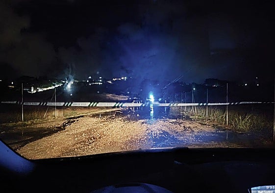 Zona de entrada a La Manseguilla cortada por las lluvias, el sábado por la noche.