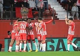Jugadores del Almería celebrando uno de los goles ante el Cádiz