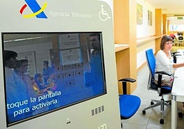 Contribuyentes, en una oficina de la Agencia Tributaria.