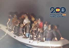 Un grupo de migrantes en una embarcación a su llegada a la costa de Almería.