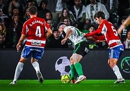 Manu Lama defiende a Asier Villalibre.