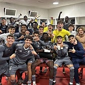 Alineación titCelebración del Recreativo en el vestuario.