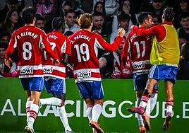 Los futbolistas del Granada persiguen a José Arnaiz tras su gol.