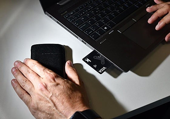 Imagen de archivo de un 'hacker' falsificando un DNI.