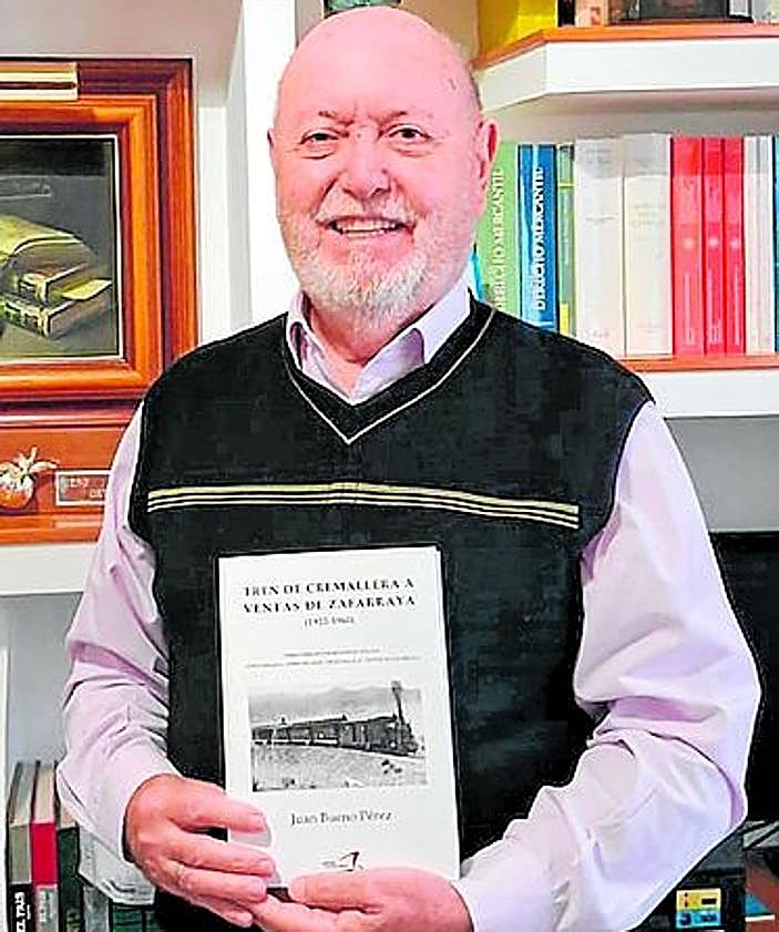 Imagen secundaria 2 - Hotel y estación de Ventas de Zafarraya en un día de excursión. Excursionistas a las puertas del Hotel y estación de Ventas de Zafarraya hacia 1928. Juan Bueno, autor del libro 'Tren de cremallera a Ventas de Zafarraya.