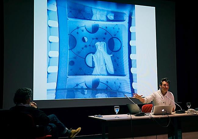 Manuel Menchón, mostrando uno de los negativos que encontró.