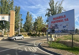 Cartel en el acceso de Peligros en el que demandan la urgencia de las obras.