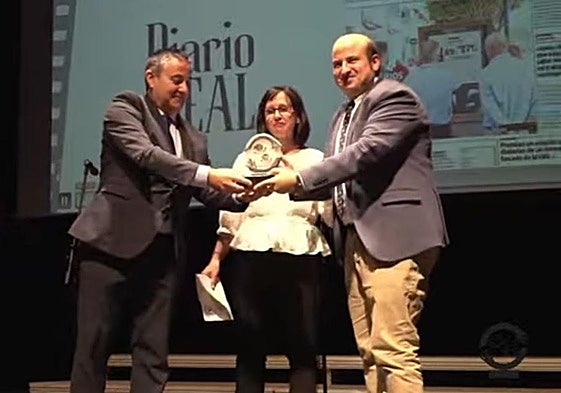 Miguel Cárceles recibe el premio 'En Familia' a la Comunicación en el Acogimiento Familiar.
