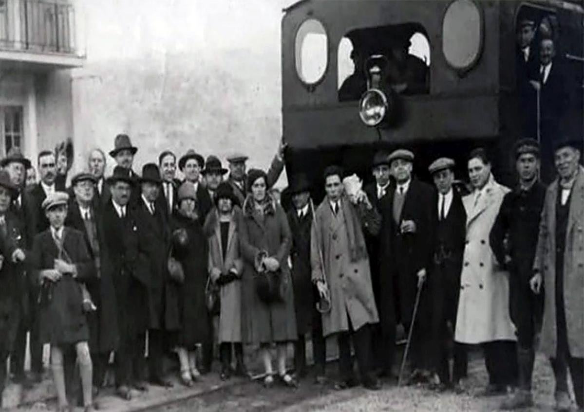Imagen secundaria 1 - Hotel y estación de Ventas de Zafarraya en un día de excursión. Excursionistas a las puertas del Hotel y estación de Ventas de Zafarraya hacia 1928. Juan Bueno, autor del libro 'Tren de cremallera a Ventas de Zafarraya.