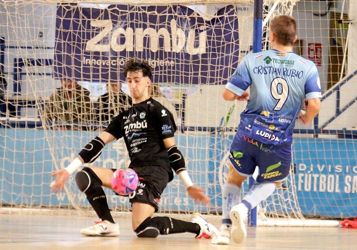 Cristian Rubio se da 'de bruces' con Diego, un muro para los ejidenses.