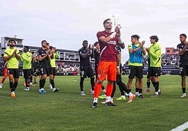 Los jugadores de la UD Almería aplauden a los aficionados rojiblancos en el Murube.